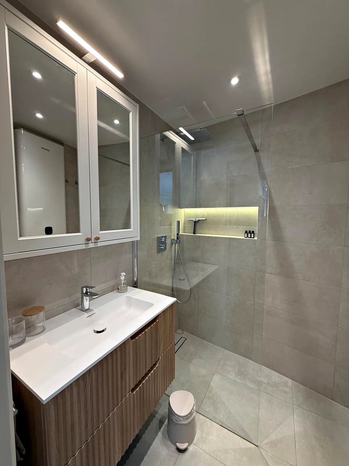 Salle de bain avec douche à l'italienne et meuble-lavabo