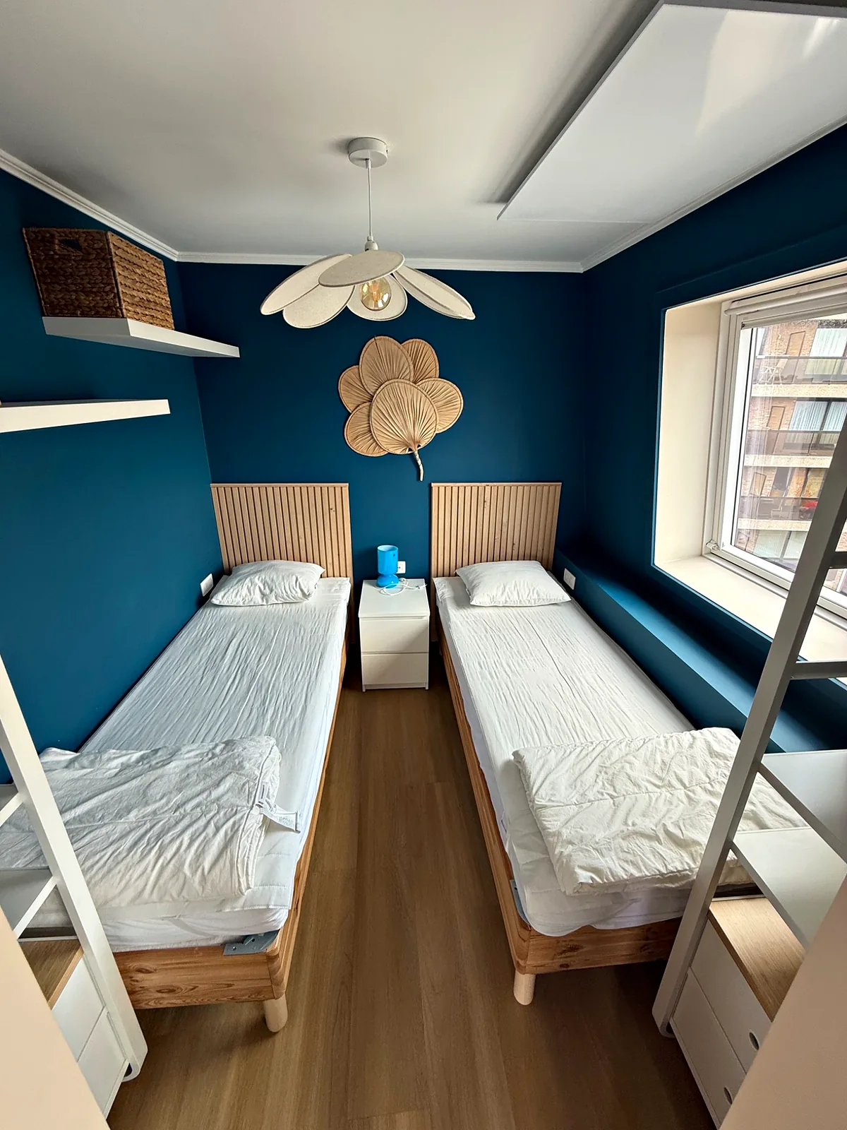 Chambre bleue avec deux lits simples