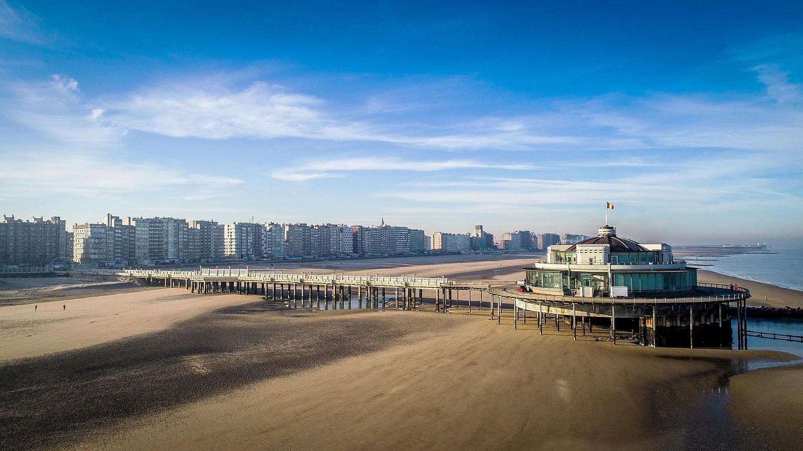 Vue aérienne du Pier de Blankenberge, de la grande plage à marée basse et de la digue